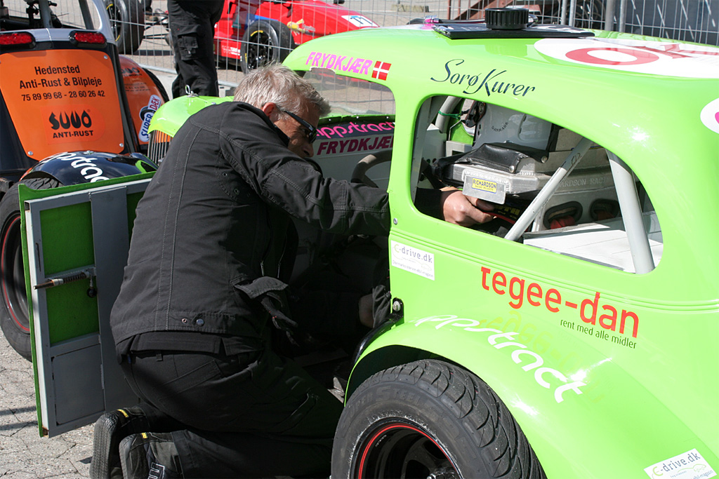 Der er trangt i en Legend racer, men plads nok til at Kennie’s manager kan hjælpe med fastspænding inden heat-start
(Foto: Vitesse Racing)